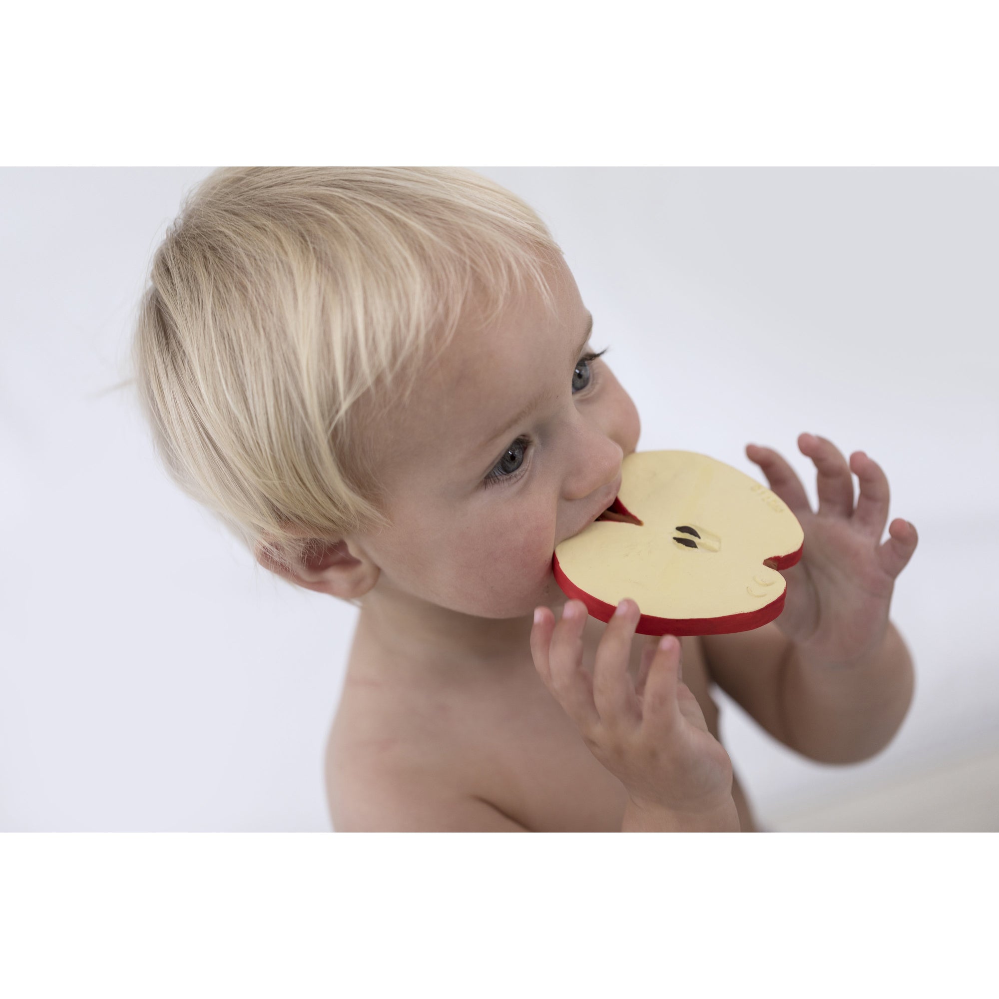 Oli & Carol Teething Toy - Natural Rubber - Pepita the Apple